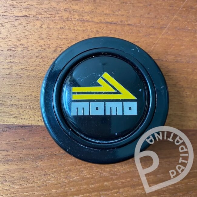 Momo single arrow horn button