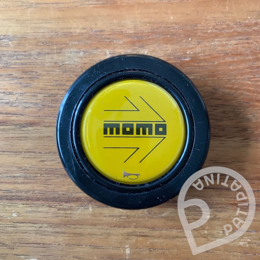 Momo all yellow horn button